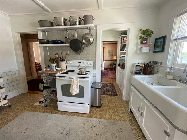 Building Photo - 62 Newport St