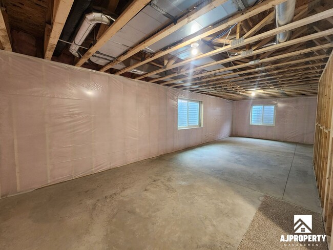 Building Photo - 300 S Willow Spring Dr