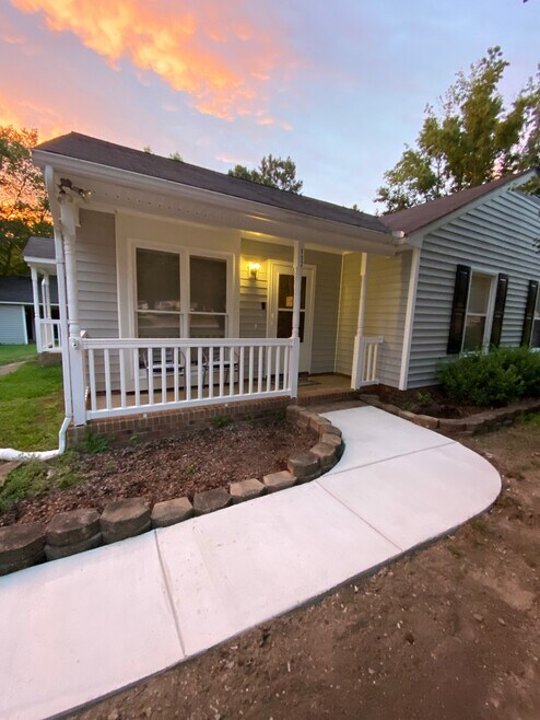 Building Photo - 117 Pineview Dr