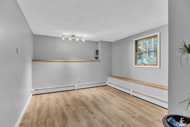 Building Photo - 367 Plain Meeting House Rd