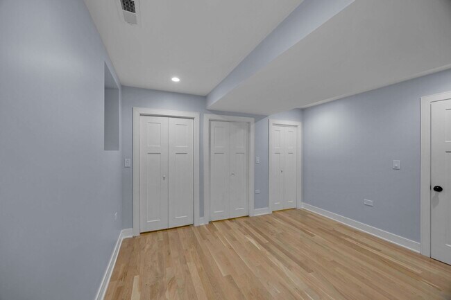 Building Photo - 2046 W Moffat St