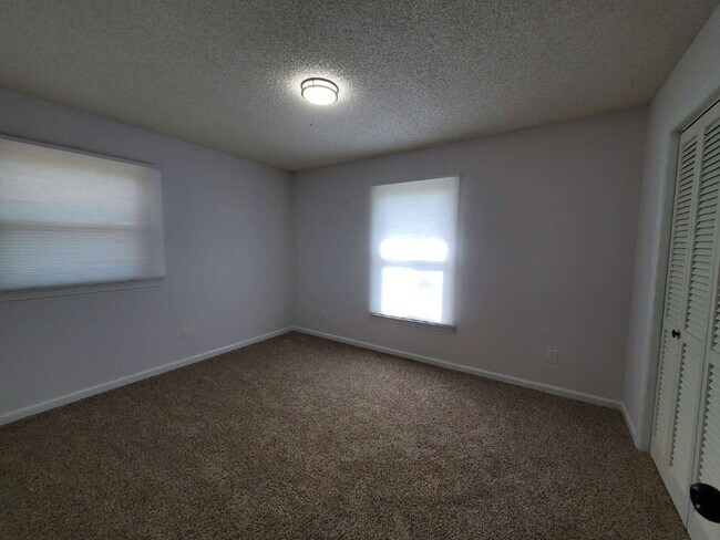 Building Photo - "Charming and Newly Updated 2-Bed Duplex Retreat in Hendersonville – 900 Sq Ft of Cozy Living!"