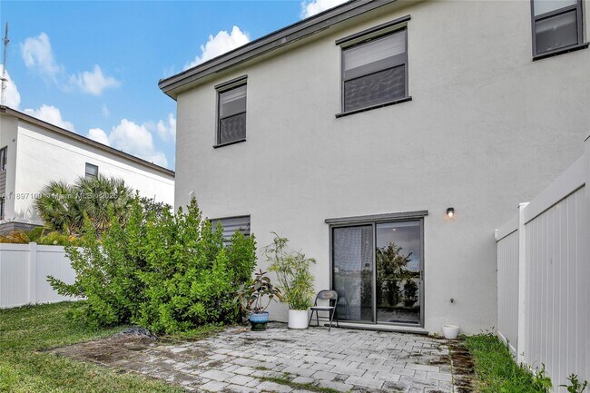 Building Photo - 20492 NW 4th Ave