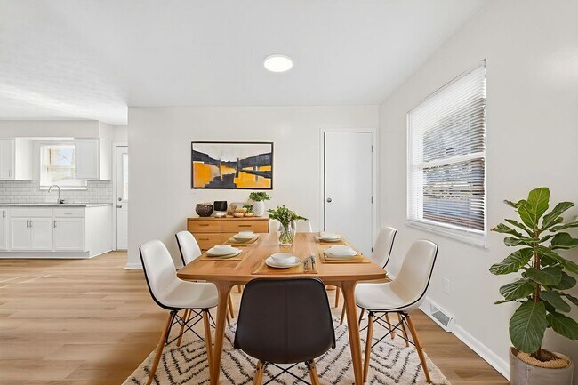 Building Photo - Fully Updated 4 Bedroom Home Available Now!