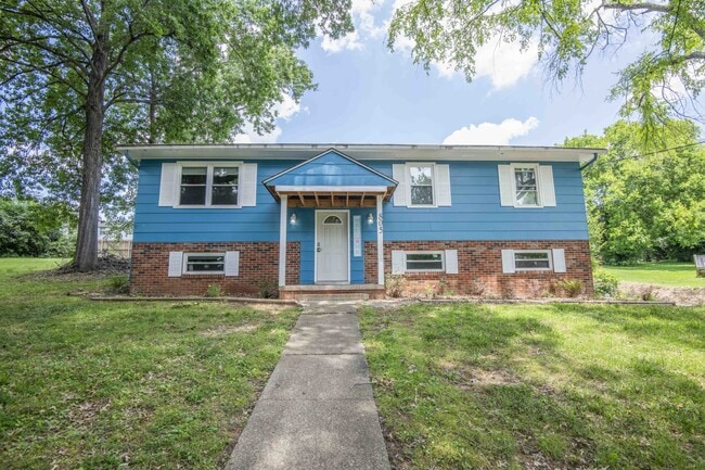Primary Photo - 805 Goldfinch Ave
