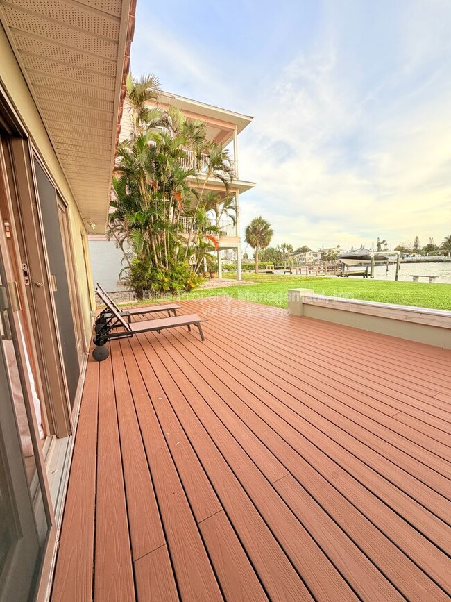 Building Photo - 724 Sunset Cove