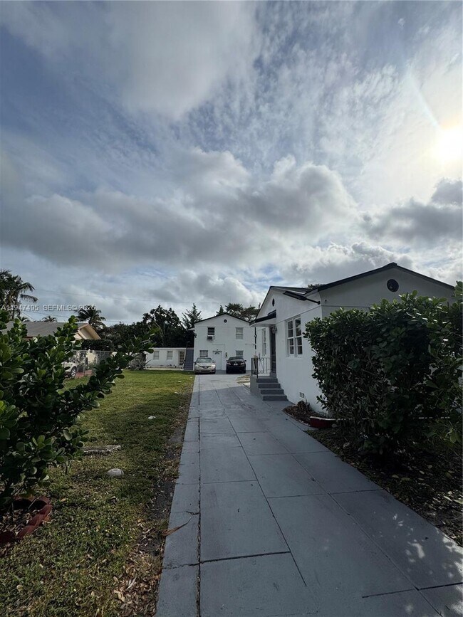 Building Photo - 921 N 17th Ct