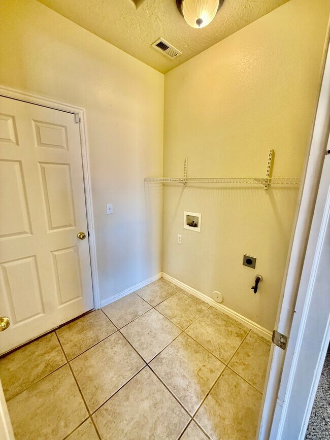 Building Photo - 2050 W Canyon View Dr
