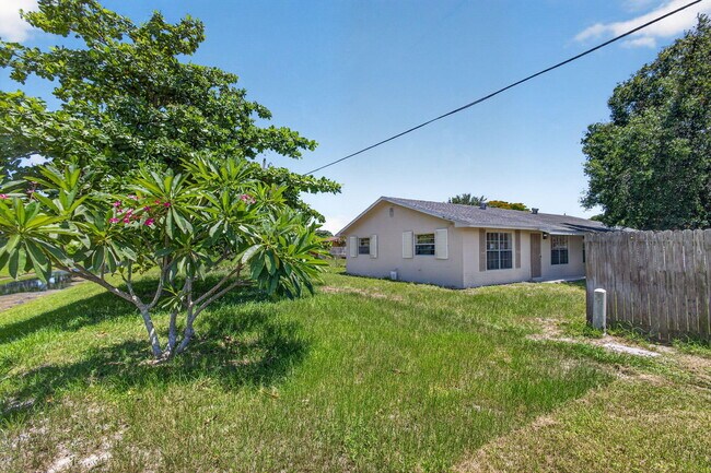 Building Photo - 3943 Roan Ct W