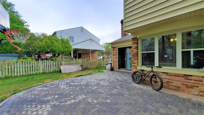 Building Photo - Premium Renovation Inside a Wonderfully Sp...