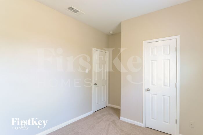 Building Photo - 325 Meadow Ridge Dr