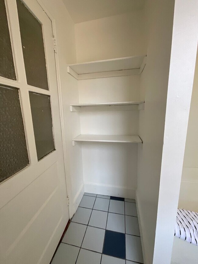 Building Photo - 624 Catharine St