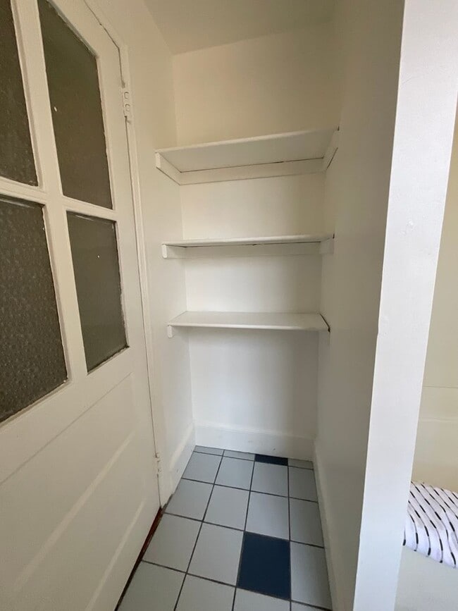 Building Photo - 624 Catharine Street