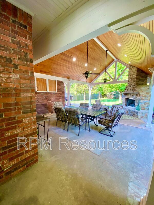 Building Photo - 216 Castle Rock Rd