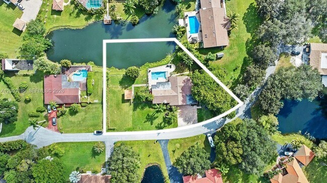 Building Photo - 10950 SW 40 Ct