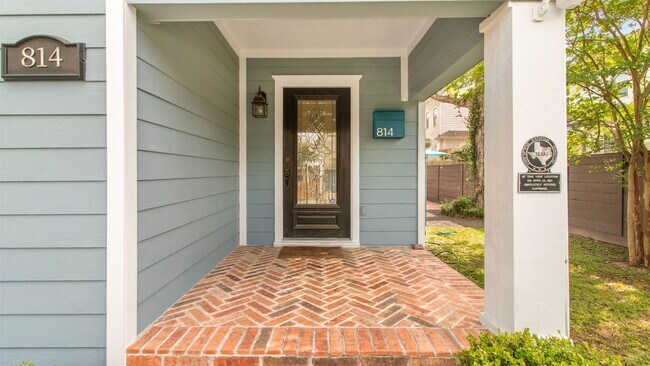 Building Photo - 814 E 23rd St