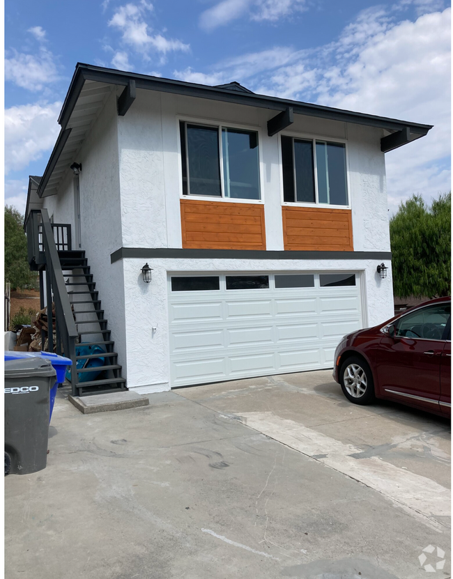Building Photo - 3 bedroom 3 bathroom home in Lemon Grove! ...