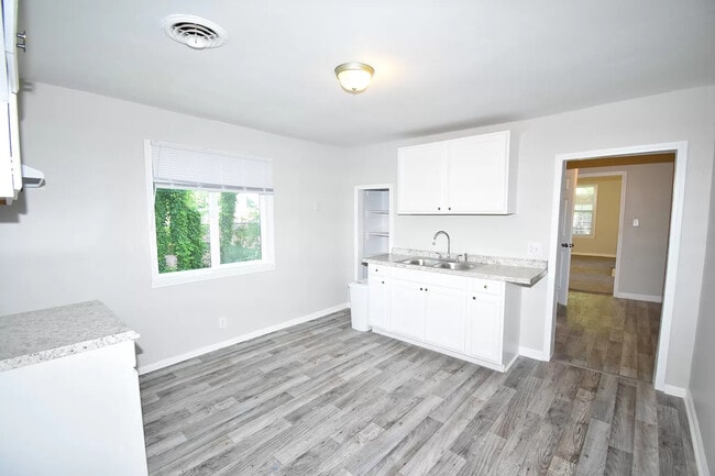 Building Photo - 631 Greenwood Ave