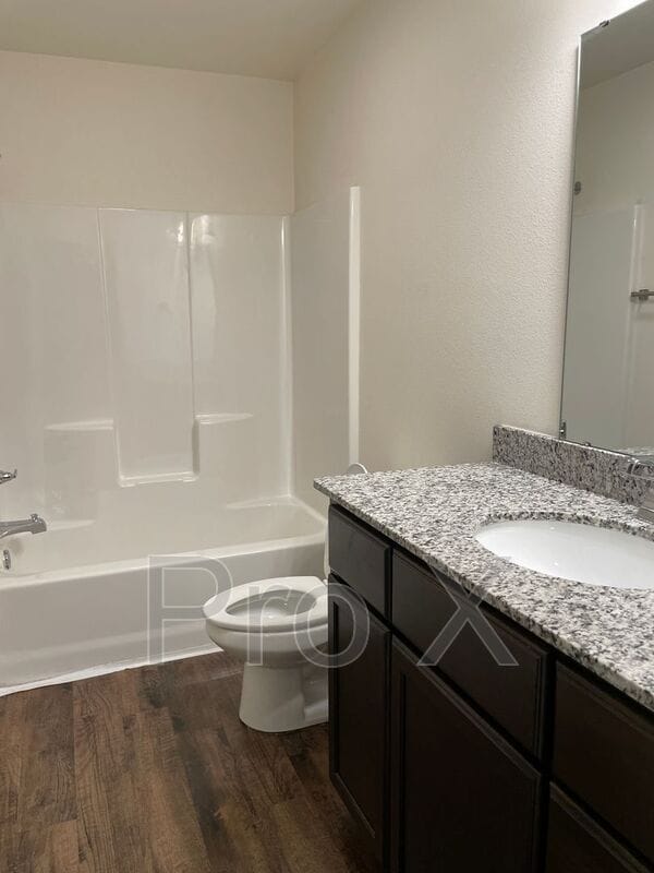 Building Photo - 731 N Oak St