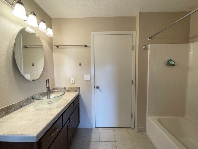 Building Photo - Fantastic Main Level Condo w/Garage, Patio...