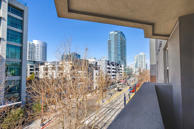 Building Photo - Spacious 2-Bedroom Condo in the Heart of E...