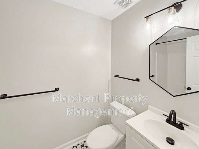 Building Photo - 708 Maple Dr