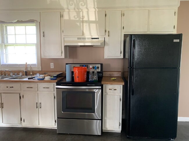 Building Photo - CUTE 3 BR, 1 BA BRICK HOME IN CONVENIENT MT OLIVE LOCATION