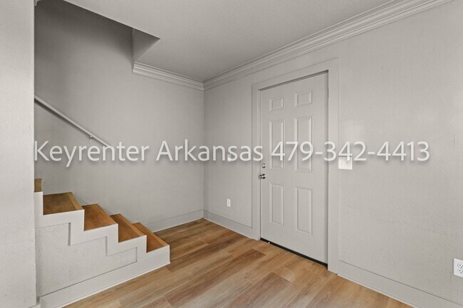 Building Photo - Beautifully renovated 3 bedroom, 2 bath | Fayetteville AR