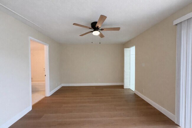 Building Photo - 700 Village Green Ct