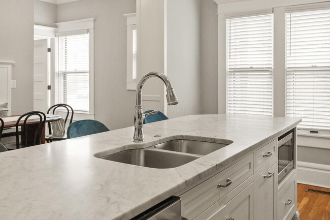 Building Photo - 503 S 3rd St