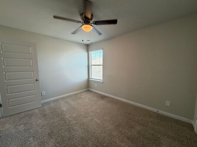 Building Photo - Modern 3/2 Townhouse is NBTX
