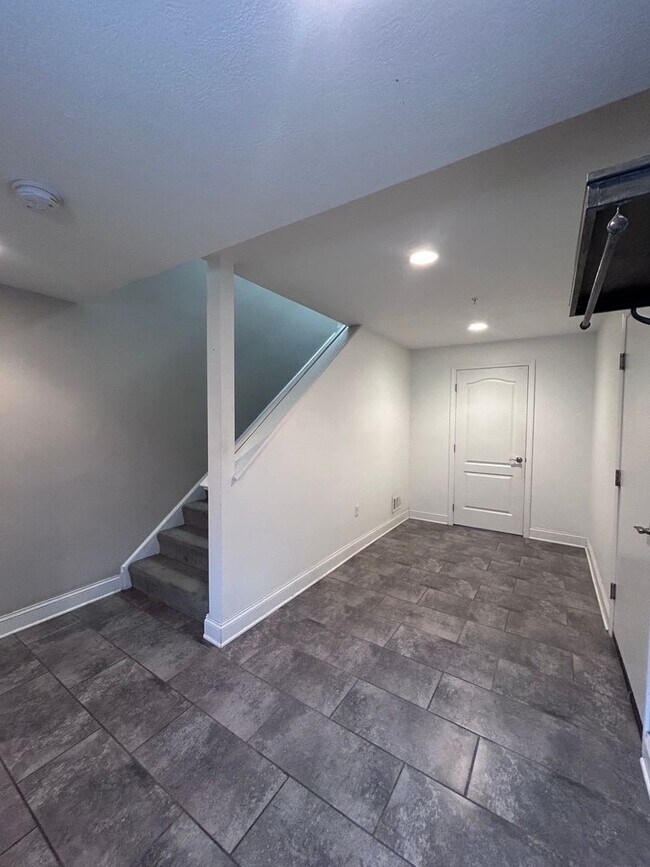Building Photo - Modern  North Side Townhome with Garage/Central Air