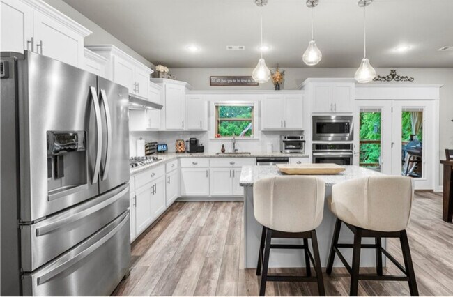 Building Photo - 3266 Springhill Ave