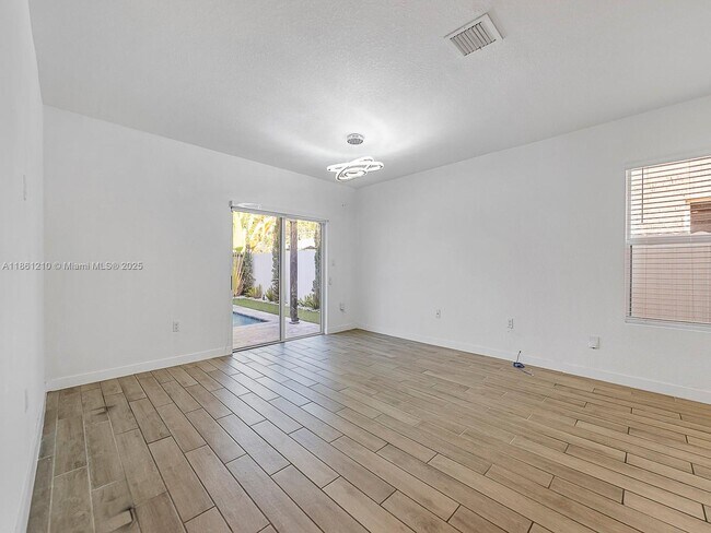 Building Photo - 501 NE 6th Ct