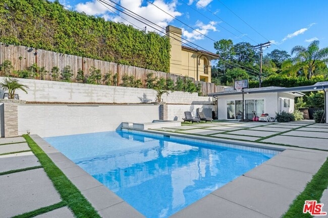 Building Photo - 2120 San Ysidro Dr