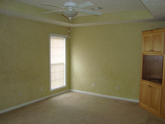 Building Photo - 3 Bedrooms 2 Baths Double Garage home, Gar...