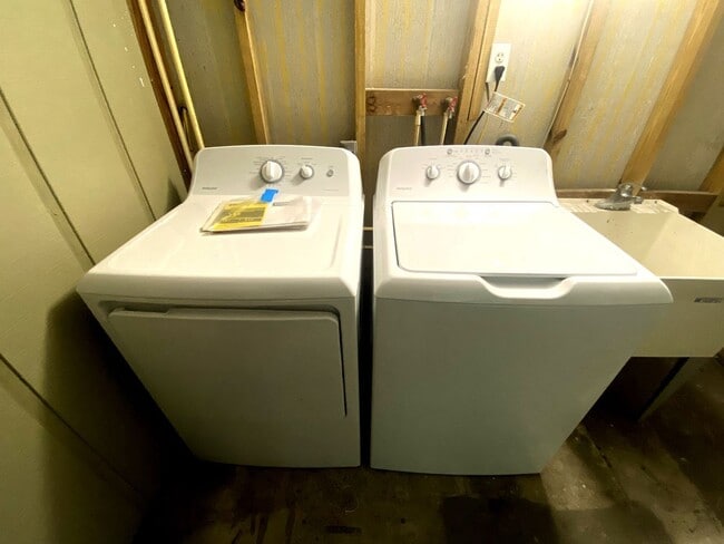 Building Photo - Spacious 4 Bedrooms and 2.5 bath FULLY REN...