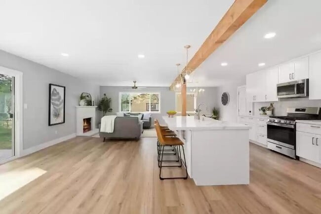 Building Photo - Amazing single level home in Lake of the P...