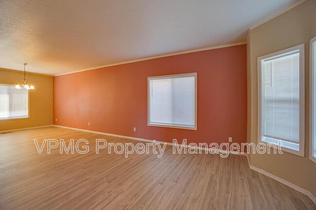 Building Photo - 8907 NE 84th St