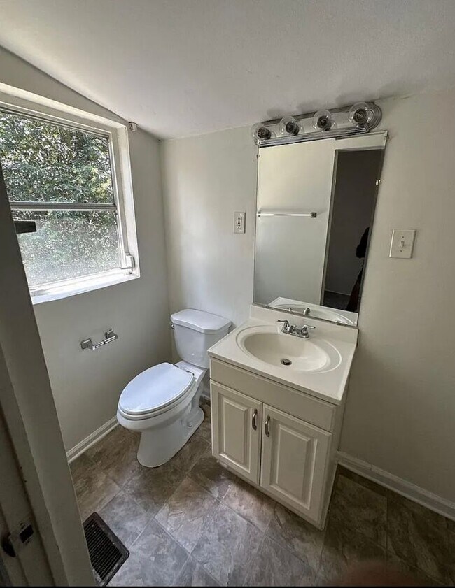 Building Photo - 3 Bed, 2 Bath Home Near Downtown Columbia!