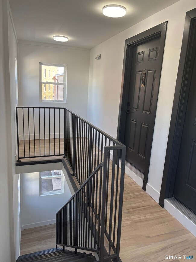 Building Photo - 365 Broad St