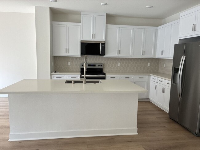 Building Photo - Modern 3-story townhouse in Ontario