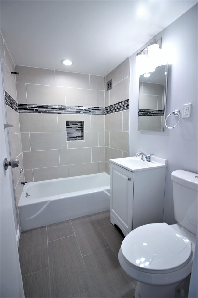 Building Photo - 10401 Grosvenor Pl