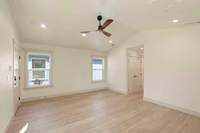 Building Photo - Beautifully Built 2/1 in North Oak Park Close to UC Davis + McGeorge Law School!