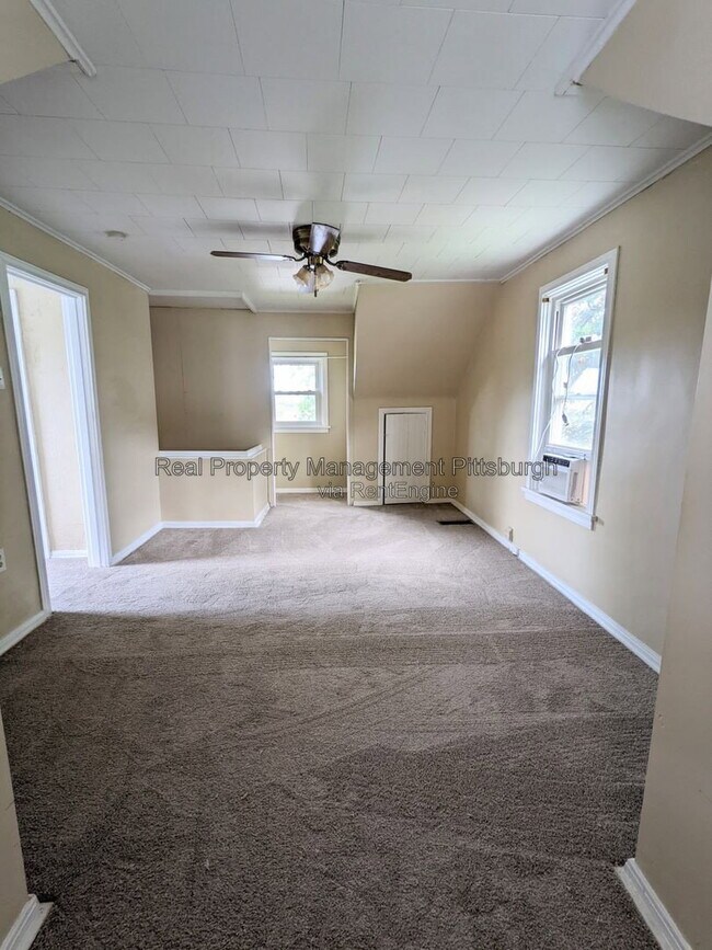 Building Photo - 302 W Miller Ave