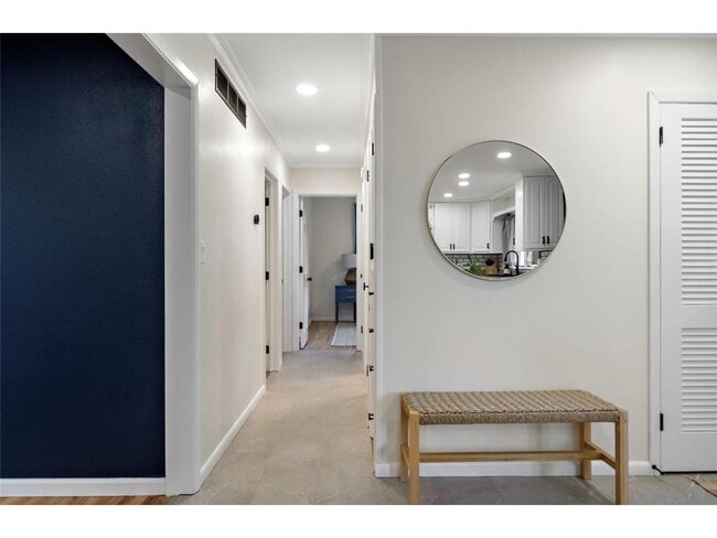 Building Photo - 1424 Vista Ln SW