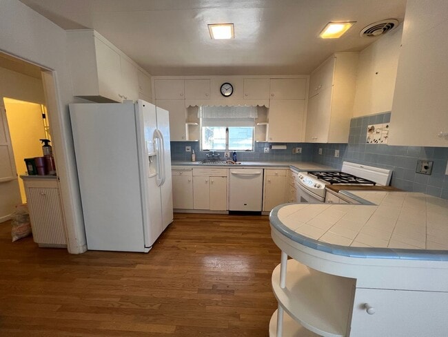 Building Photo - Charming home