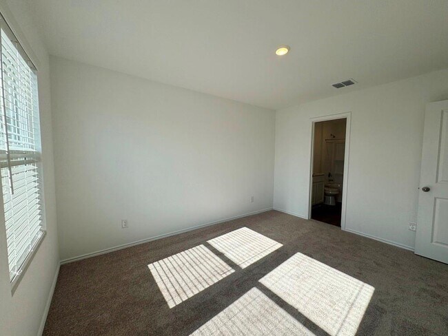 Building Photo - 184 Chapel Beck Dr