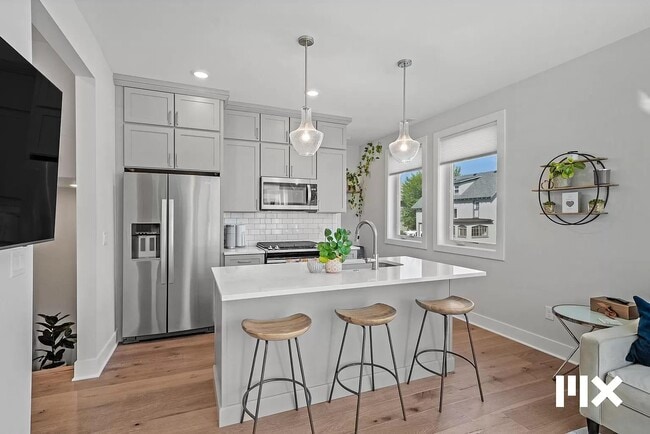 Building Photo - 627 Fairview Ave NE