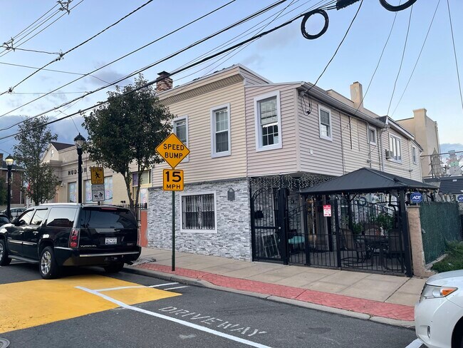 Building Photo - 160 18th St